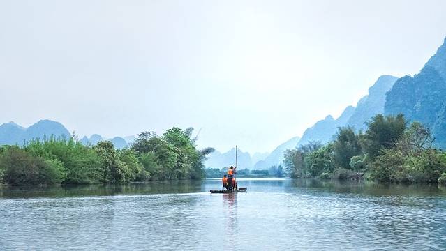 一叶轻舟过烟雨漓江全文,游览阳朔漓江诗词