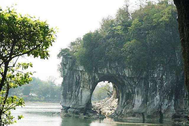 一叶轻舟过烟雨漓江全文,游览阳朔漓江诗词