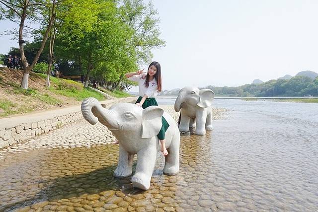 一叶轻舟过烟雨漓江全文,游览阳朔漓江诗词
