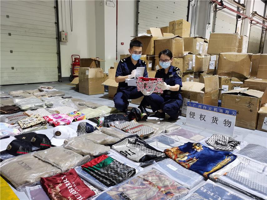 又见“李鬼”!7000件“国际大牌”手提包、丝巾等被查