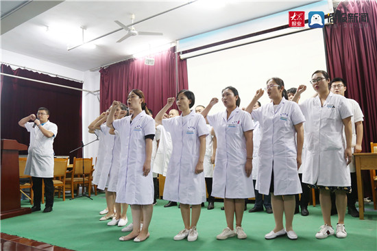 致敬中国医师节开幕视频,致敬白衣天使医师节