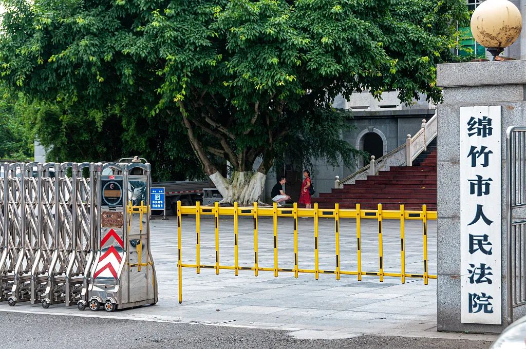 “德阳安医生”自杀事件两年后：被网络*力暴**伤害的两个家庭