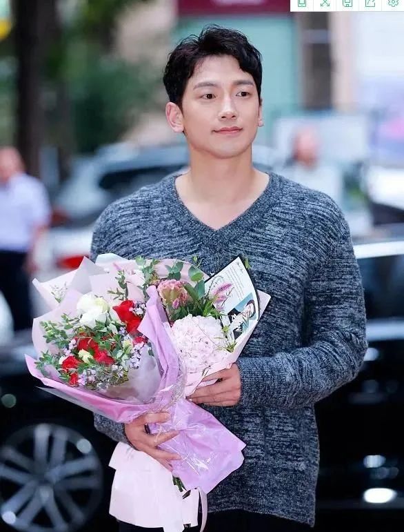 轮到中年男星被“外貌歧视”，我们女人终于松了口气