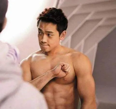 轮到中年男星被“外貌歧视”，我们女人终于松了口气