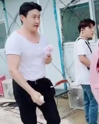 轮到中年男星被“外貌歧视”，我们女人终于松了口气