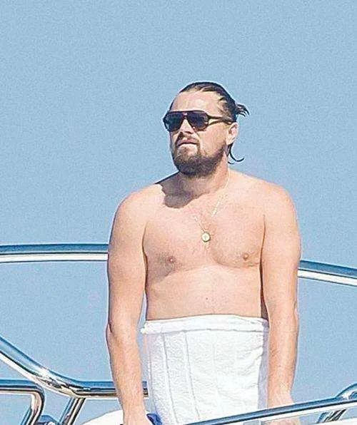 轮到中年男星被“外貌歧视”，我们女人终于松了口气