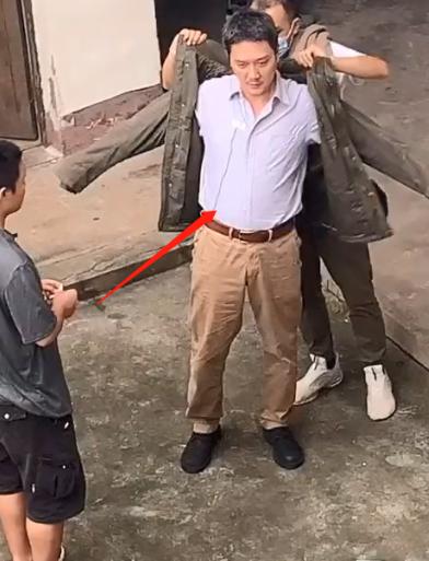 轮到中年男星被“外貌歧视”，我们女人终于松了口气