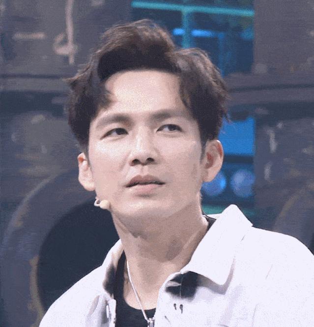 轮到中年男星被“外貌歧视”，我们女人终于松了口气