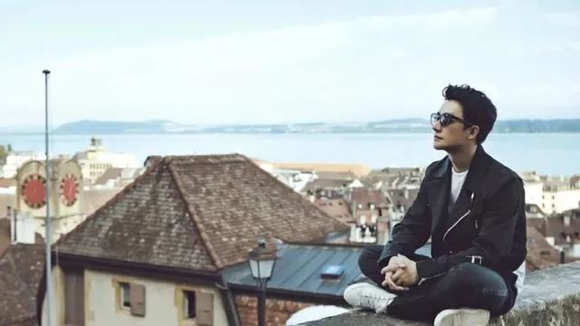 轮到中年男星被“外貌歧视”，我们女人终于松了口气