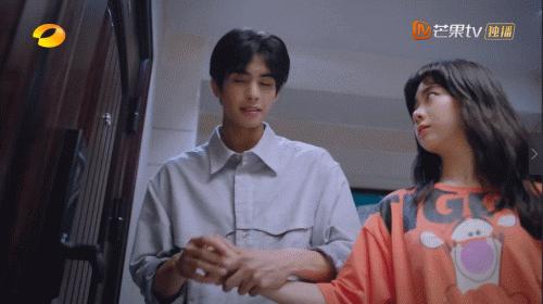 这种男人没结婚早点离开没有好的,男人还不分手留着过年吗