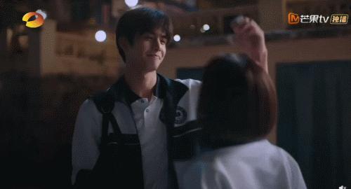 这种男人没结婚早点离开没有好的,男人还不分手留着过年吗