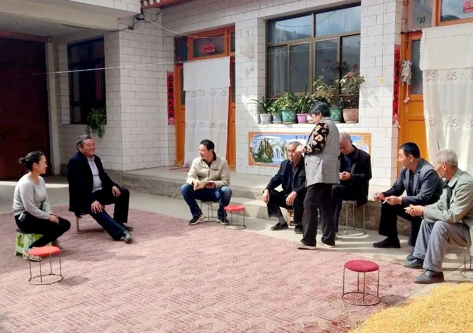 绾㈡棗鏉戣劚璐甫澶翠汉,闀囧钩鎵惰传璺笂鐨勫甫澶翠汉