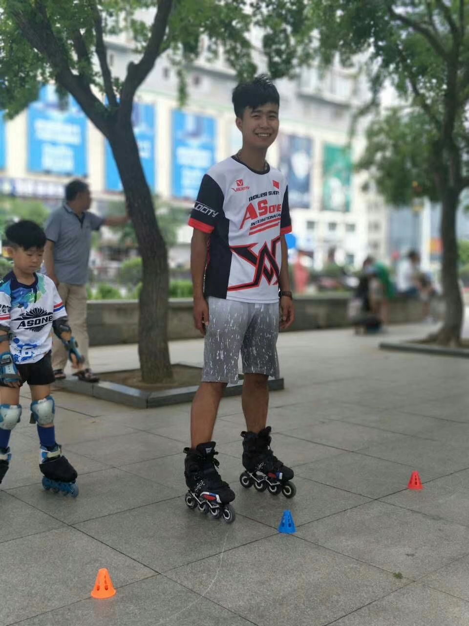 花式轮滑高手追风,把爱好变成了专业