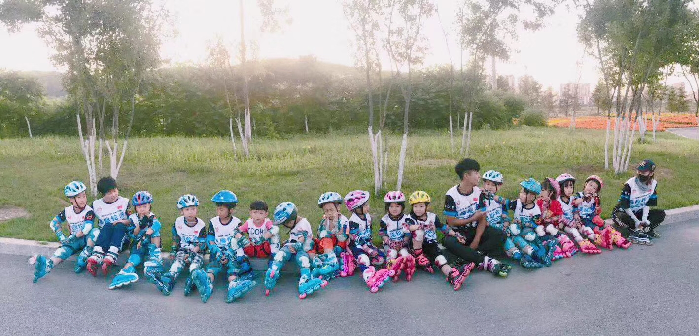 花式轮滑高手追风,把爱好变成了专业