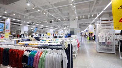 火爆魔都的荟品仓登陆松江！Nike、阿迪…全场一折起！2000个拉杆箱1元领