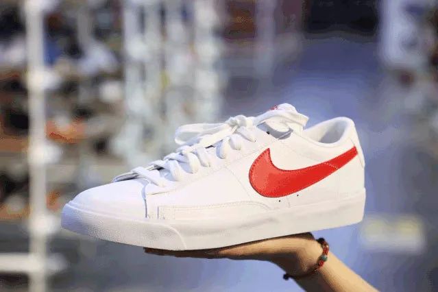 火爆魔都的荟品仓登陆松江！Nike、阿迪…全场一折起！2000个拉杆箱1元领