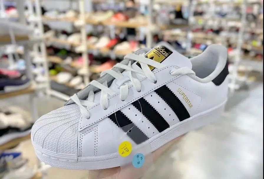 火爆魔都的荟品仓登陆松江！Nike、阿迪…全场一折起！2000个拉杆箱1元领