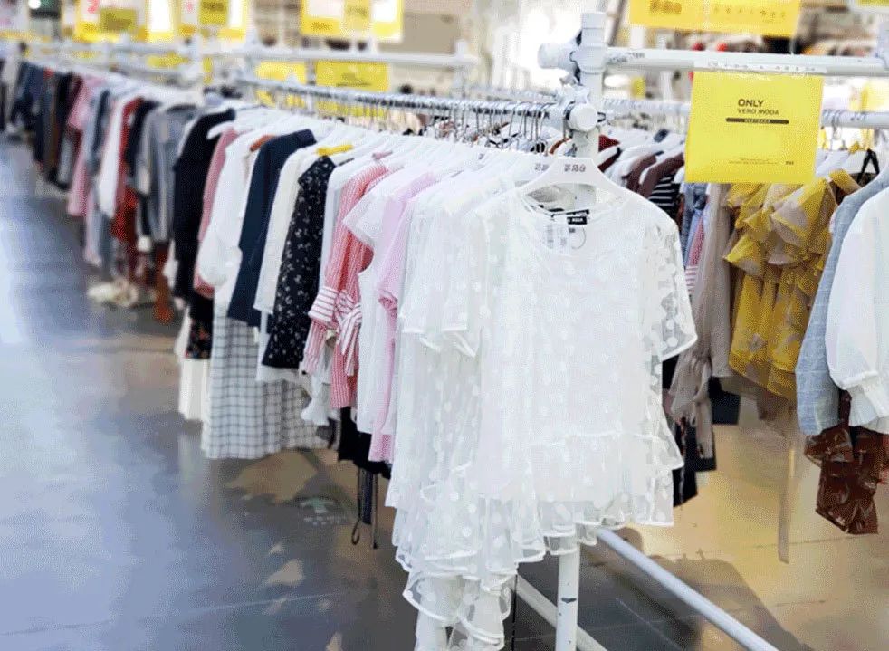 火爆魔都的荟品仓登陆松江！Nike、阿迪…全场一折起！2000个拉杆箱1元领