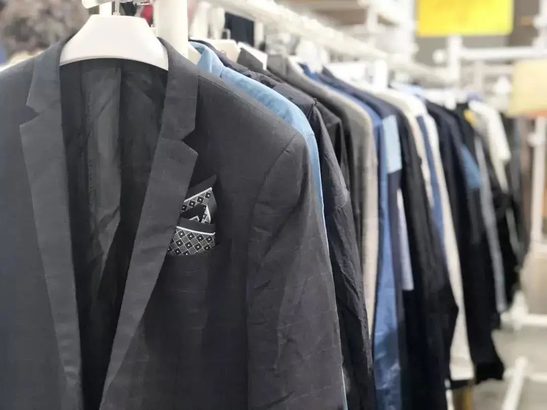 火爆魔都的荟品仓登陆松江！Nike、阿迪…全场一折起！2000个拉杆箱1元领