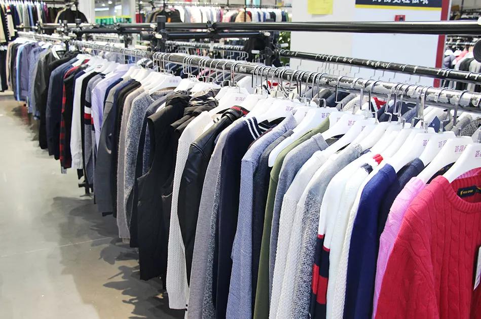 火爆魔都的荟品仓登陆松江！Nike、阿迪…全场一折起！2000个拉杆箱1元领