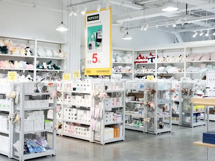 火爆魔都的荟品仓登陆松江！Nike、阿迪…全场一折起！2000个拉杆箱1元领