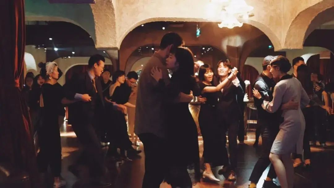 生活很累不如摇摆,生活很累不如活的痛快