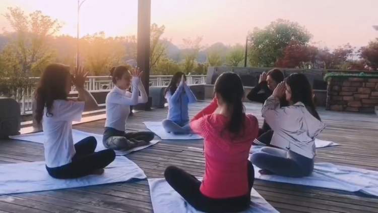 “35岁了,没人告诉过我什么是性”——那些年入100万+的都市精英女性,她们在忧惧些什么?