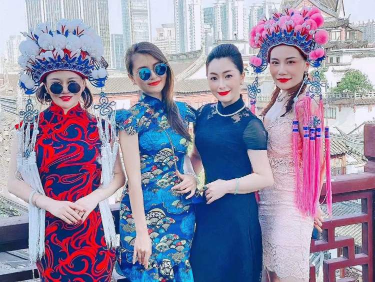 “35岁了,没人告诉过我什么是性”——那些年入100万+的都市精英女性,她们在忧惧些什么?