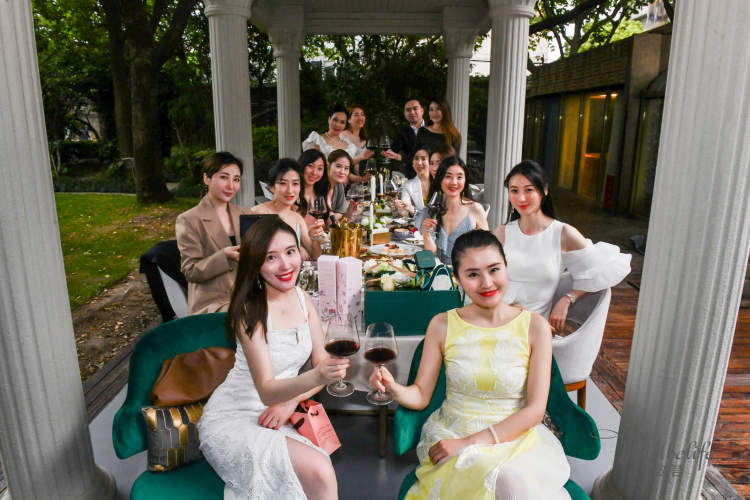 “35岁了,没人告诉过我什么是性”——那些年入100万+的都市精英女性,她们在忧惧些什么?