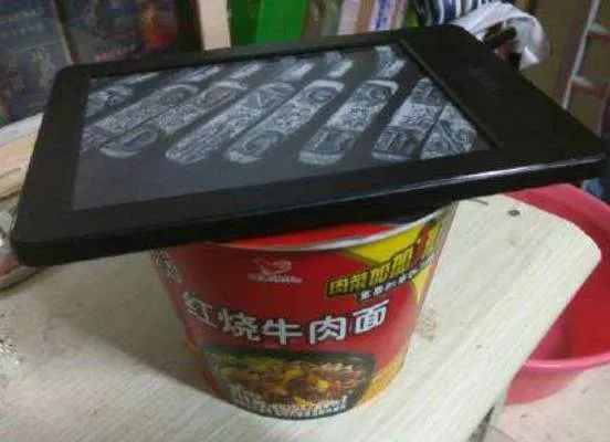 “一半盖泡面，一半挂闲鱼”：你的Kindle积灰了吗？|睡前聊一会儿