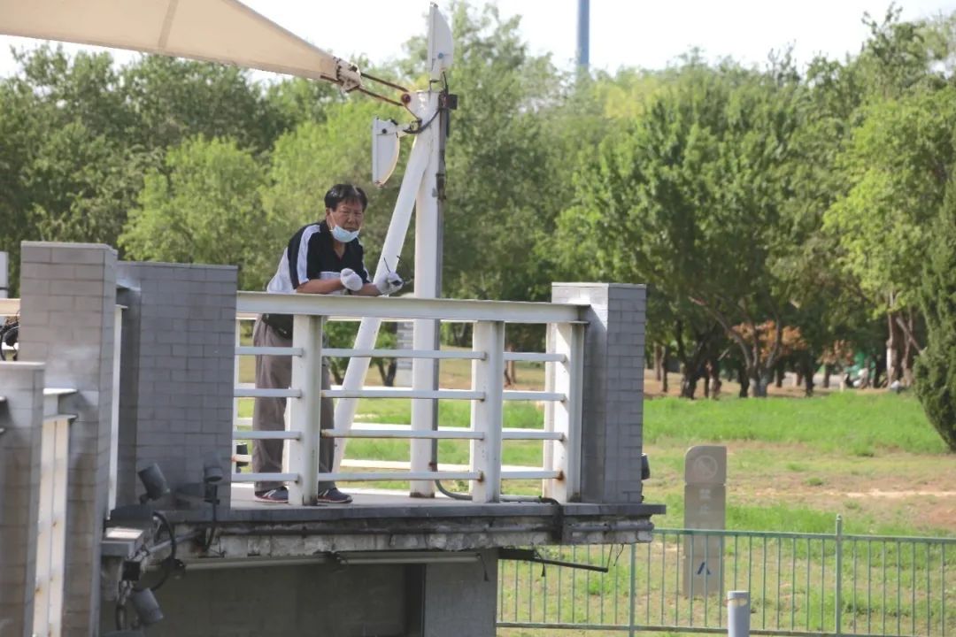 漫游古城享受惬意时光,感受大自然的气息和美景逛新城