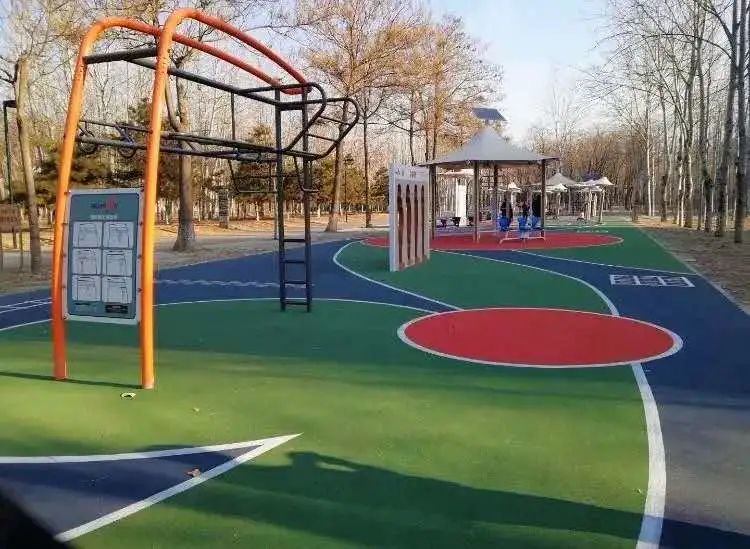 漫游古城享受惬意时光,感受大自然的气息和美景逛新城