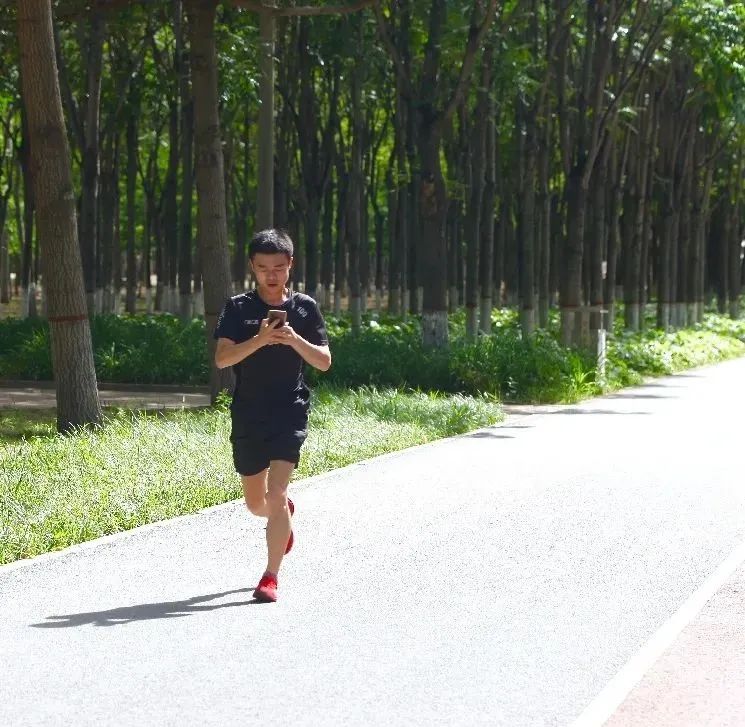 漫游古城享受惬意时光,感受大自然的气息和美景逛新城