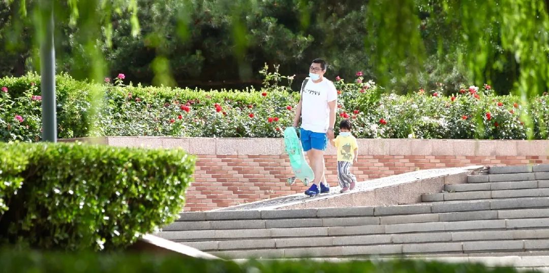 漫游古城享受惬意时光,感受大自然的气息和美景逛新城