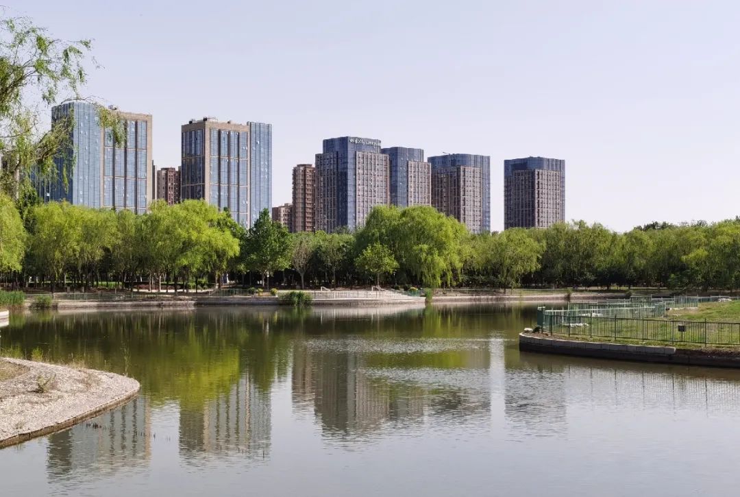 漫游古城享受惬意时光,感受大自然的气息和美景逛新城