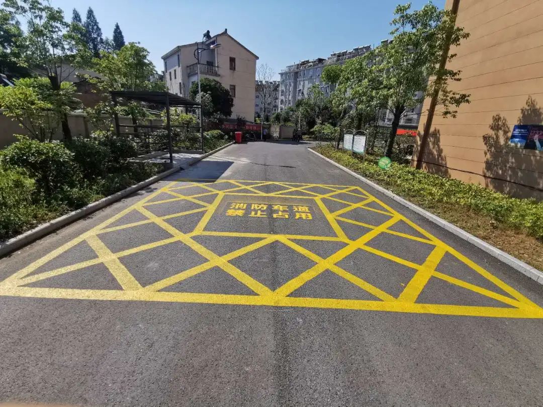 请记住：1辆消防车的宽度=2辆轿车的宽度！