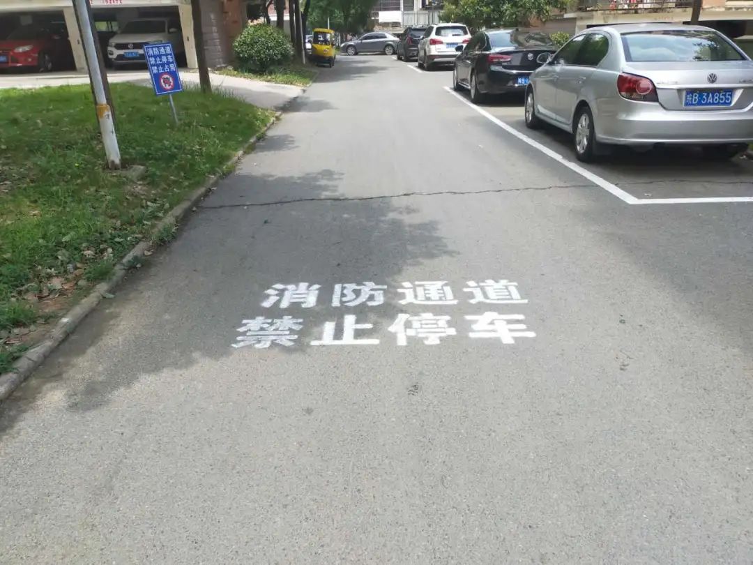 请记住：1辆消防车的宽度=2辆轿车的宽度！