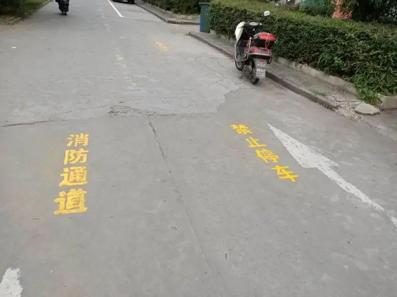 请记住：1辆消防车的宽度=2辆轿车的宽度！