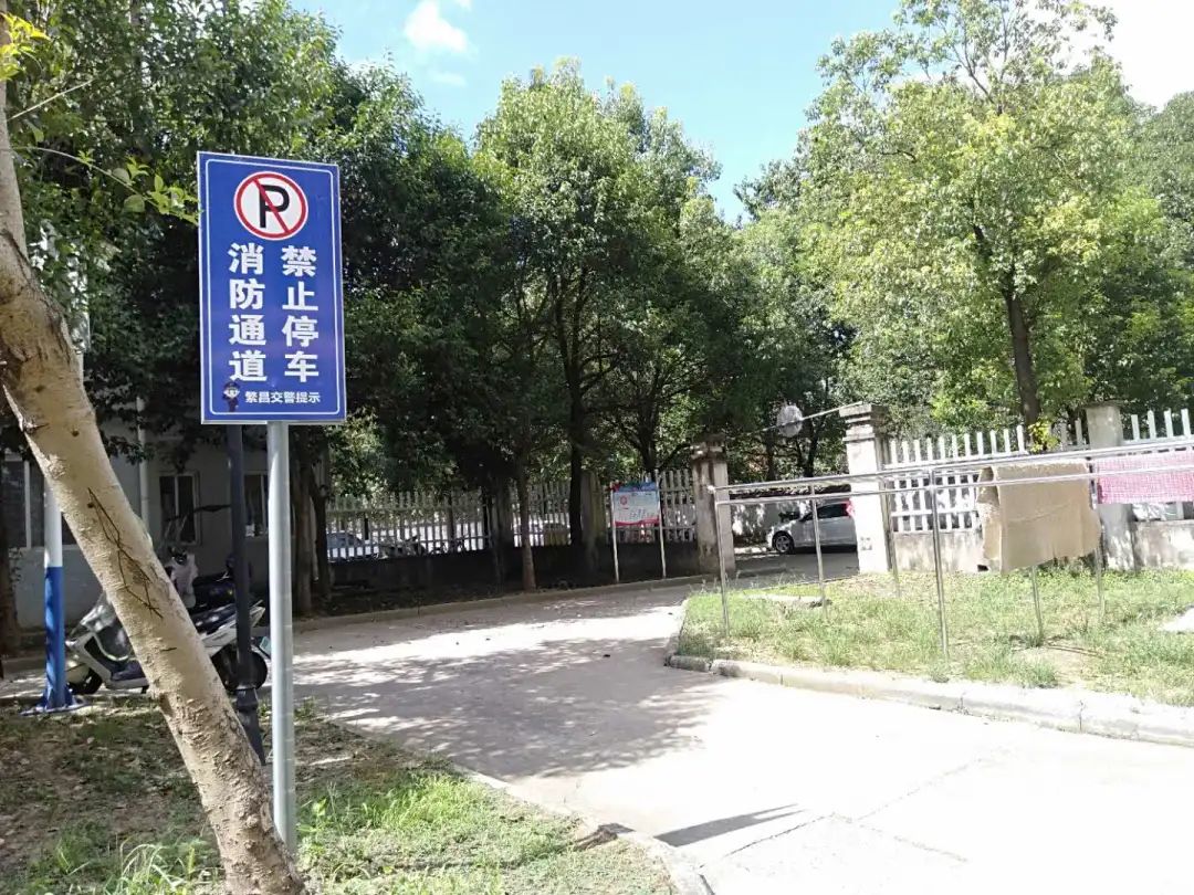 请记住：1辆消防车的宽度=2辆轿车的宽度！