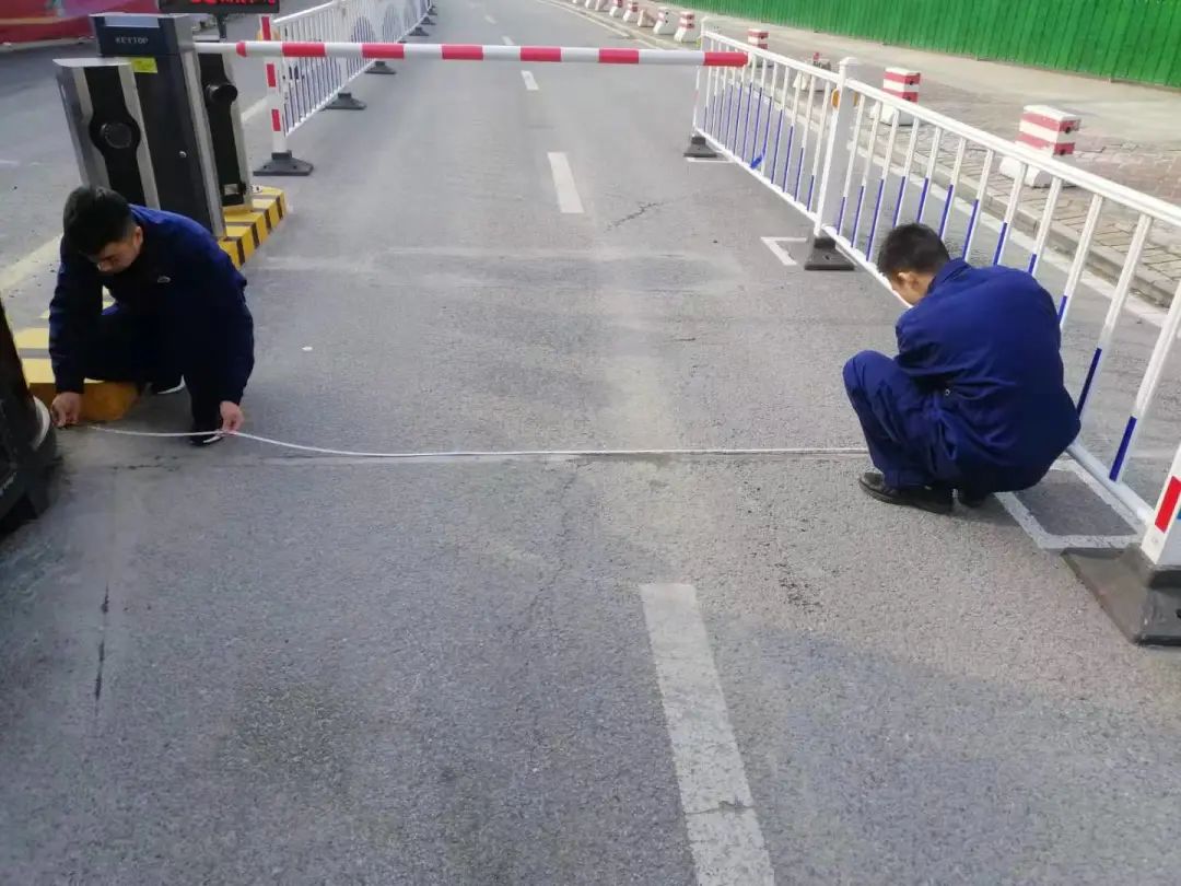 请记住：1辆消防车的宽度=2辆轿车的宽度！