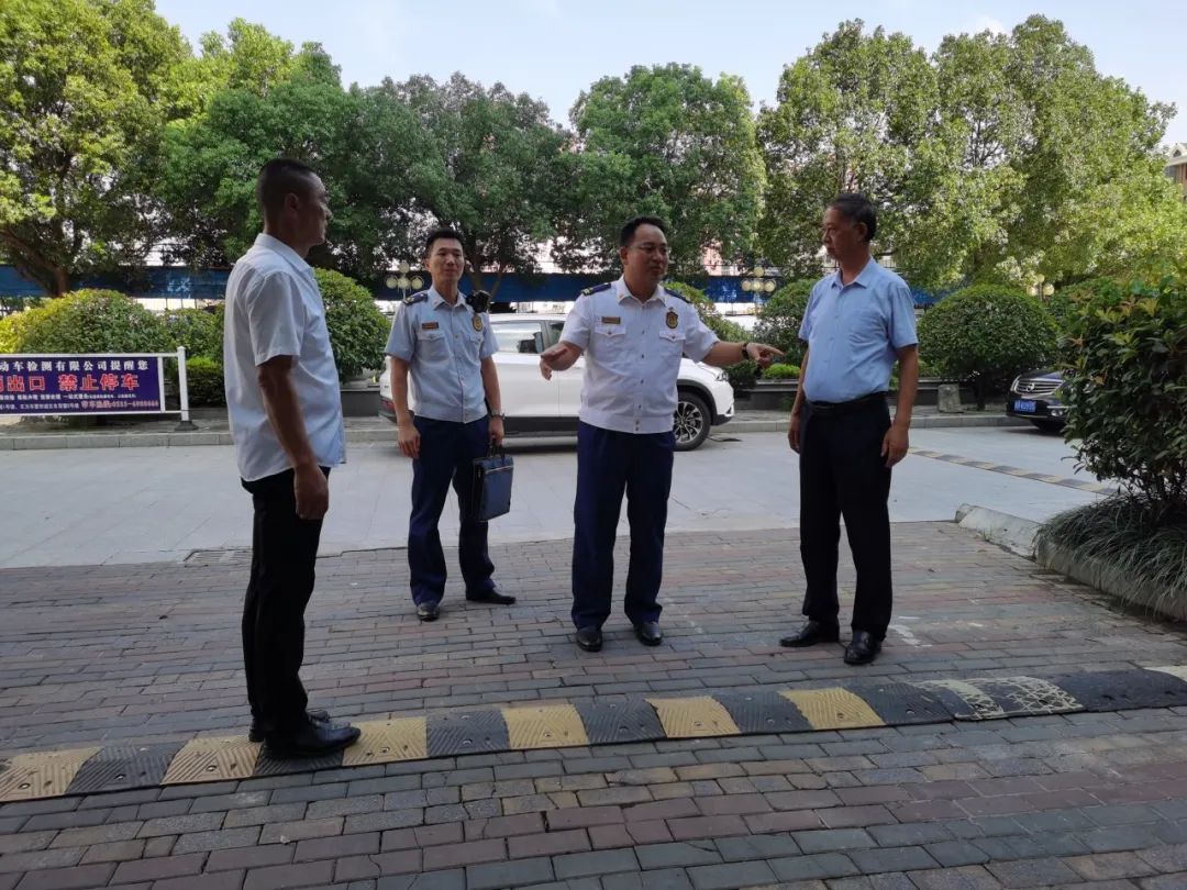 请记住：1辆消防车的宽度=2辆轿车的宽度！