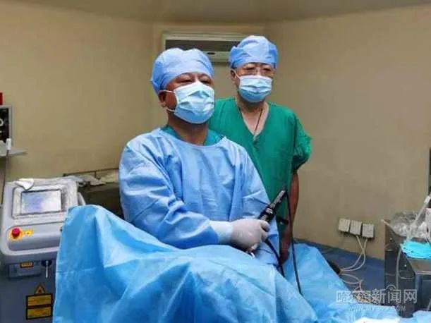 肚子起大包长结石丨医生为“孤立肾”患者除病痛