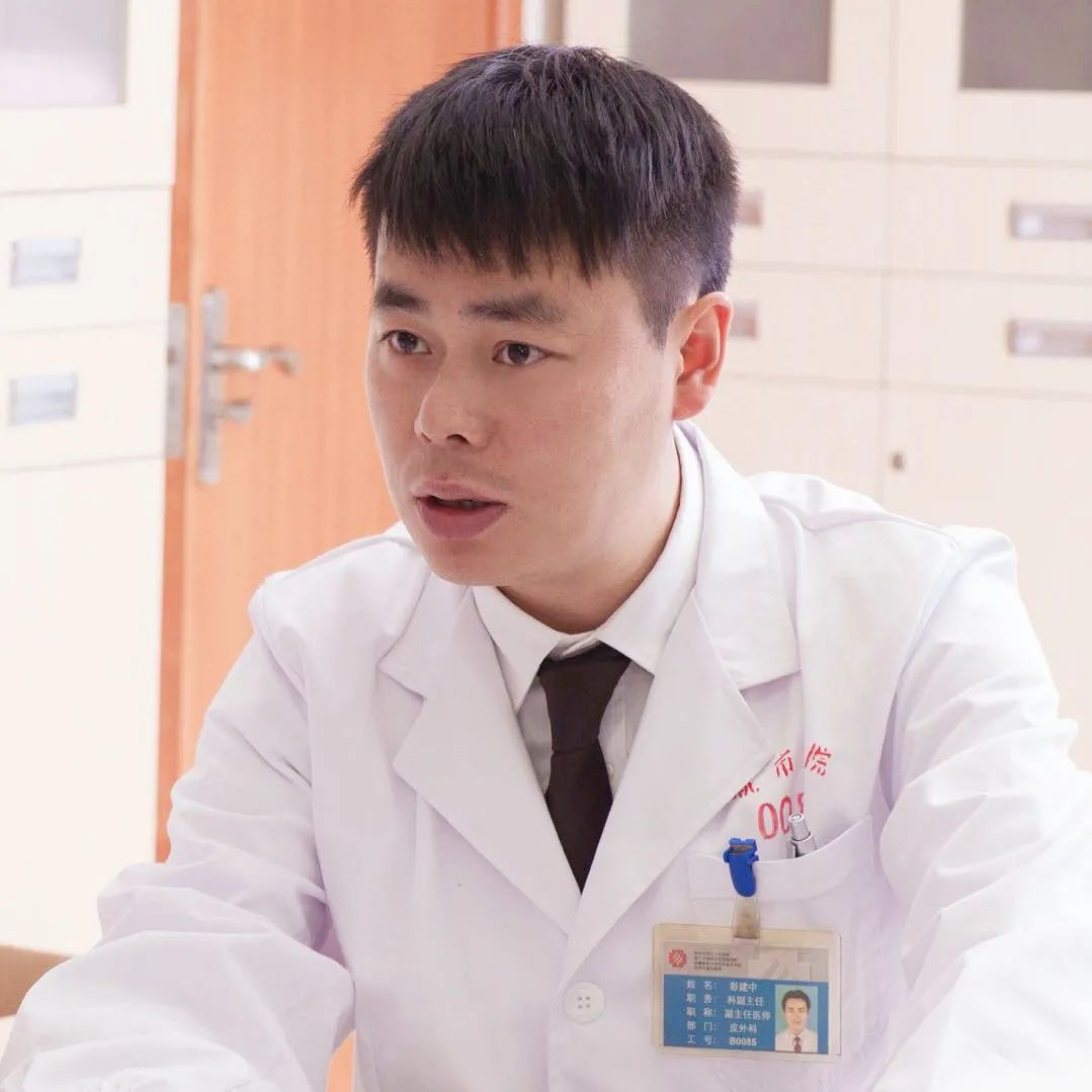 【专家在身边】右脸大面积黑斑，还长毛发！2年多的精心治疗，让大眼萌娃有了正常肤色