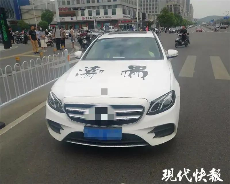 车上贴着“渣男”“我怀孕了”！男车主却说……