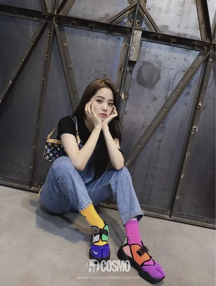 配饰狂|娜娜左黄右紫的撞色袜时髦到飞起，我有点跟不上...