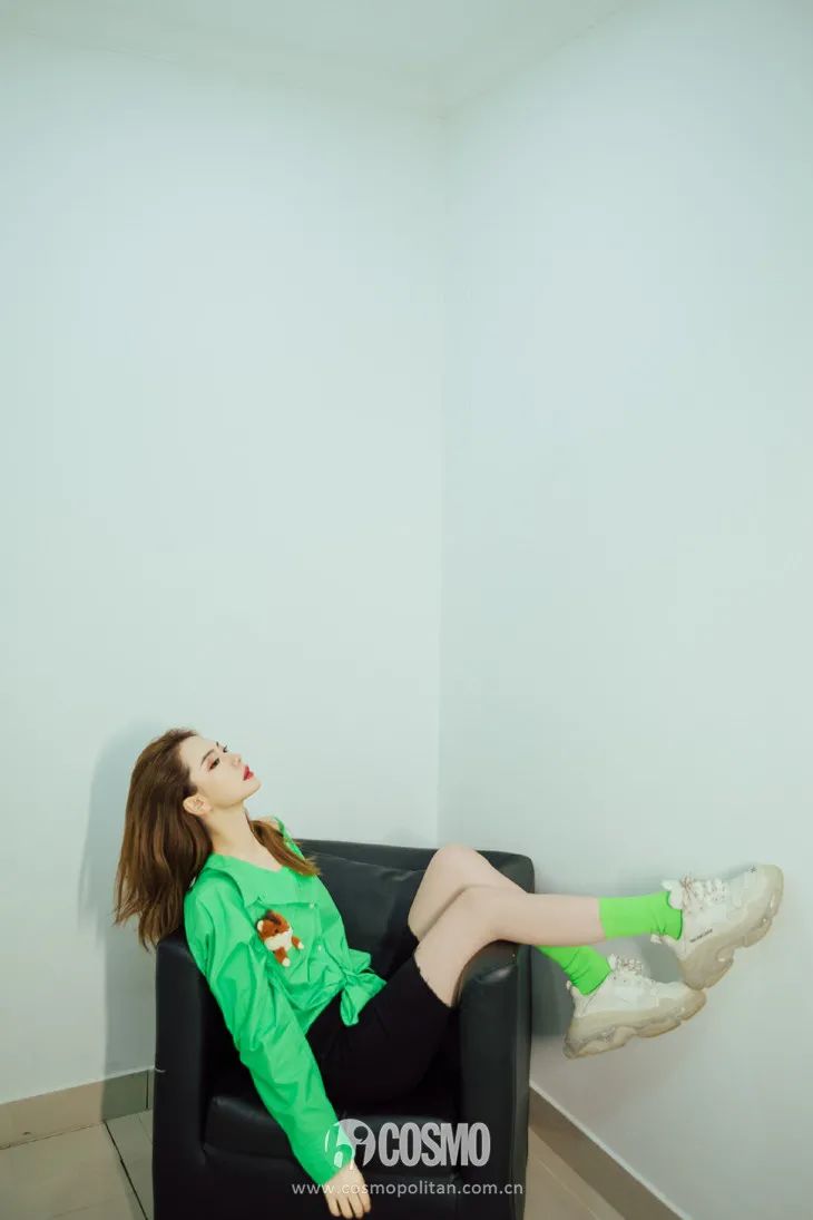 配饰狂|娜娜左黄右紫的撞色袜时髦到飞起，我有点跟不上...