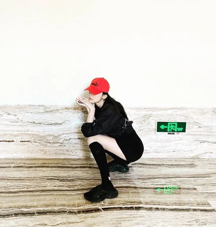 配饰狂|娜娜左黄右紫的撞色袜时髦到飞起，我有点跟不上...