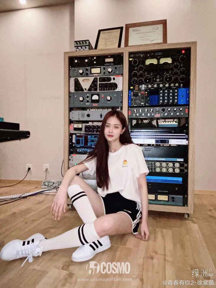 配饰狂|娜娜左黄右紫的撞色袜时髦到飞起，我有点跟不上...