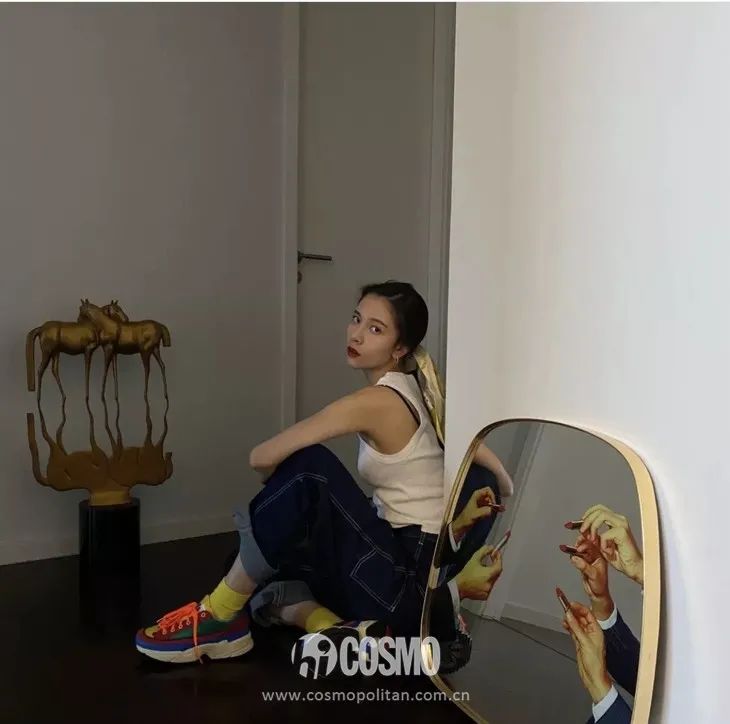 配饰狂|娜娜左黄右紫的撞色袜时髦到飞起，我有点跟不上...