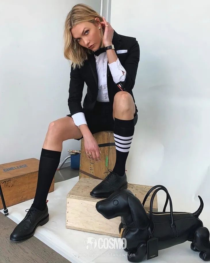 配饰狂|娜娜左黄右紫的撞色袜时髦到飞起，我有点跟不上...